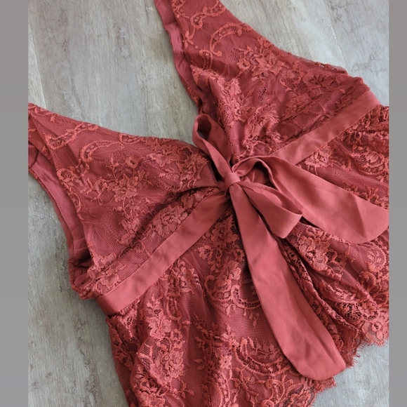 🆕🌿FREE PEOPLE LACE TOP🌿 - Picture 2 of 7